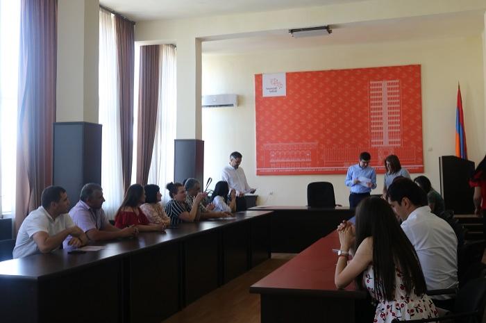 Ռեգիստրի դասընթացի մասնակիցներին հավաստագրերը հանձնեց Կադաստրի կոմիտեի ղեկավարը Ռեգիստրի դասընթացի մասնակիցներին հավաստագրերը հանձնեց Կադաստրի կոմիտեի ղեկավարը